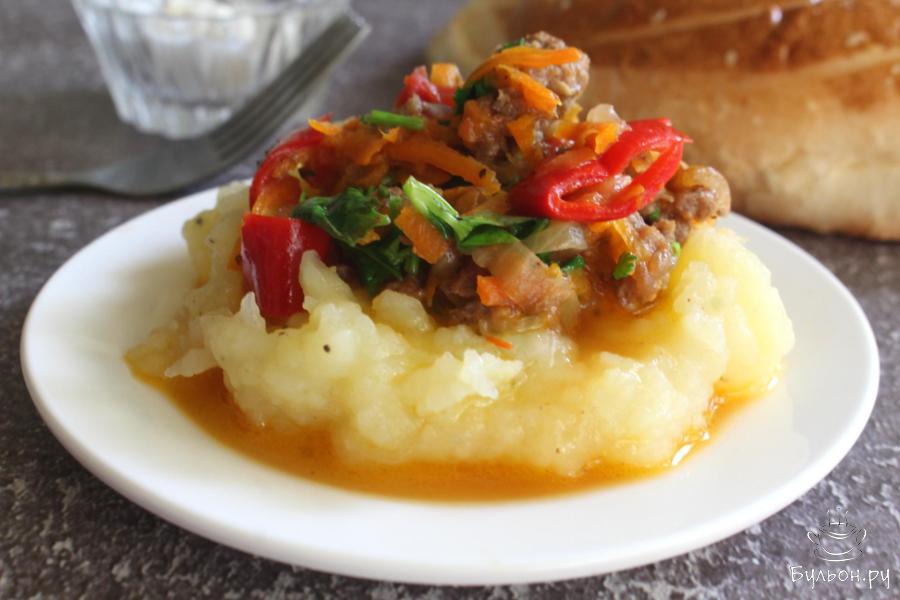 Пюре с подливой из мясного фарша и овощей