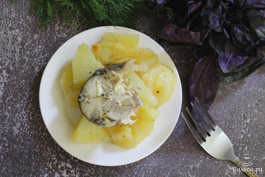 Скумбрия с картошкой и луком в рукаве