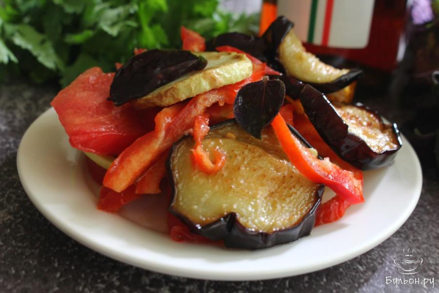 Овощной салат с жареными баклажанами и кабачками