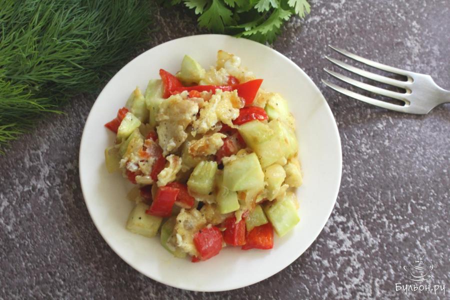 Яичница со сладкими перцами и кабачками
