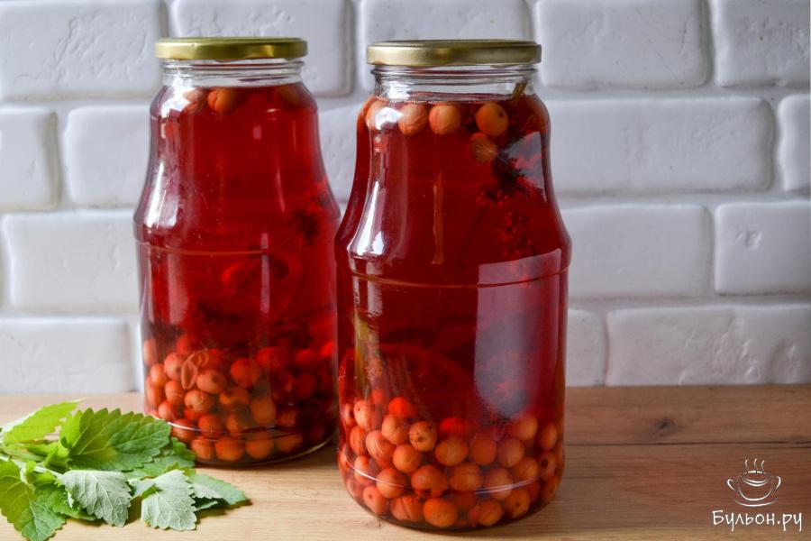 Компот мохито из вишни, лимона и мелиссы на зиму