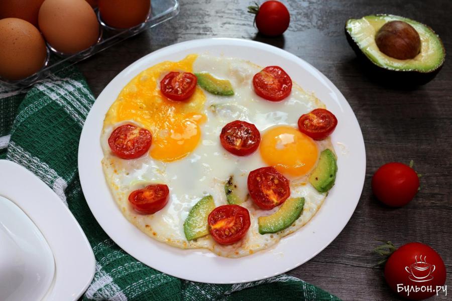 Яичница с авокадо и помидорами