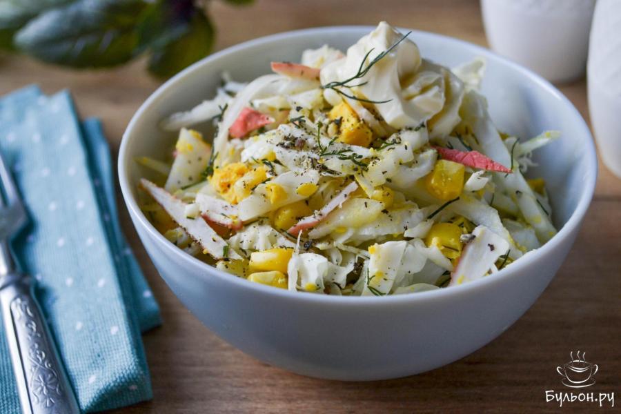 Капустный салат с яйцами, крабовыми палочками и кукурузой