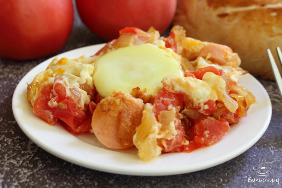 Яичница с сосисками и овощами