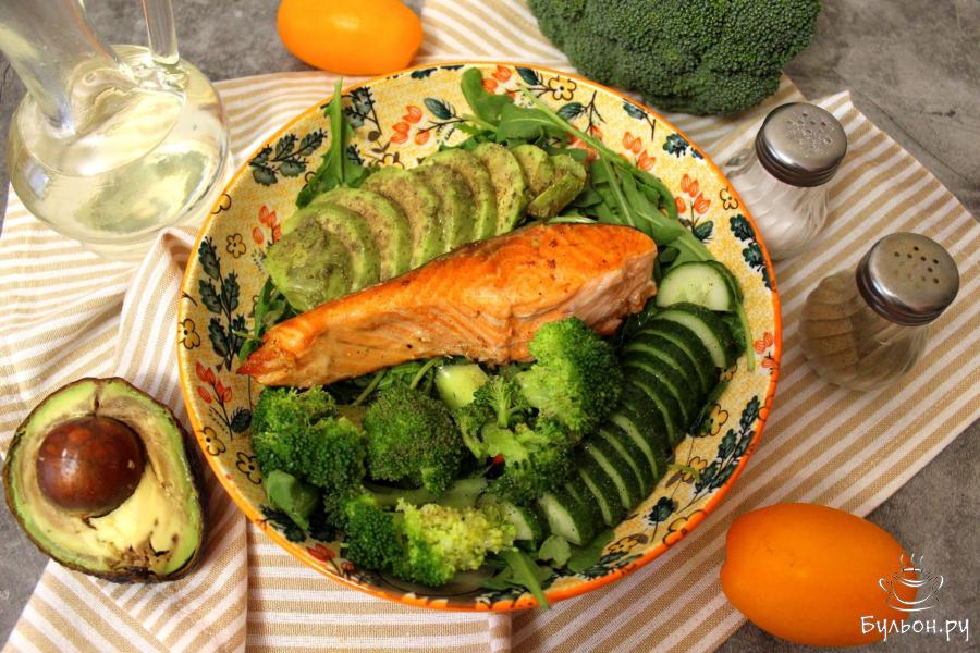 Лосось на зеленой подушке