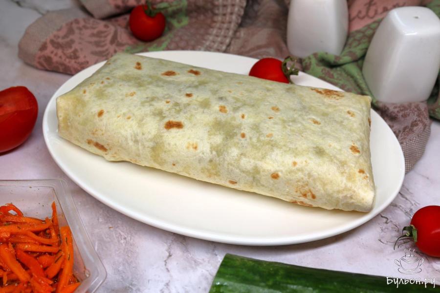 Ролл из лаваша с говядиной, морковью по-корейски и овощами