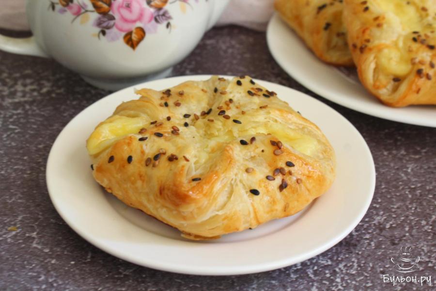 Слойки из готового теста с помидорами и сыром