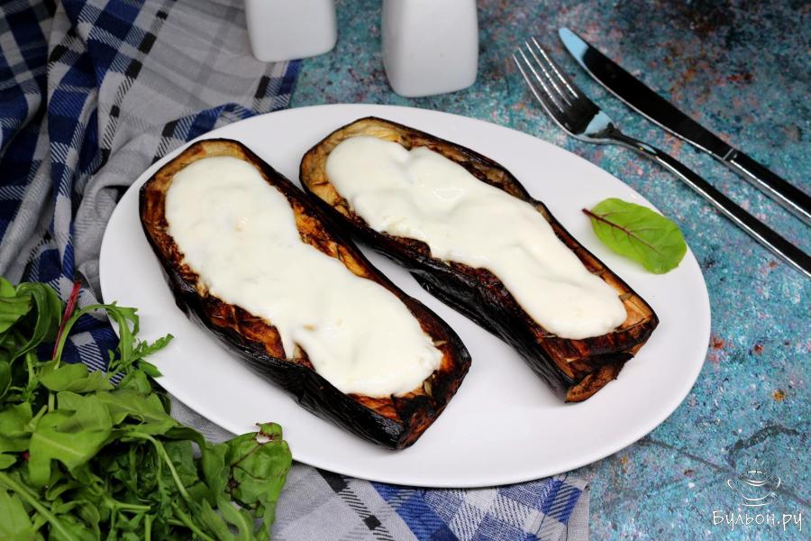 Запеченные баклажаны под сметанным соусом