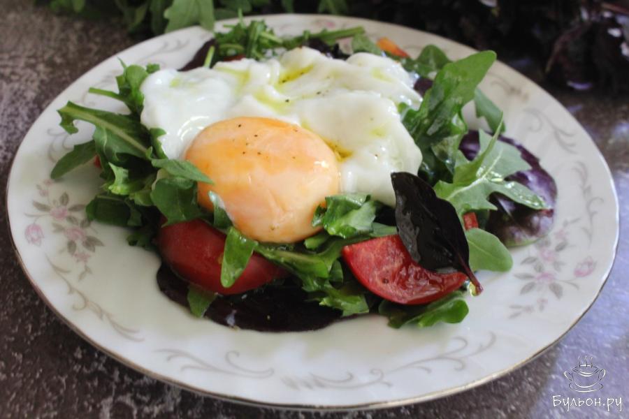 Салат из рукколы и помидоров с яйцом пашот