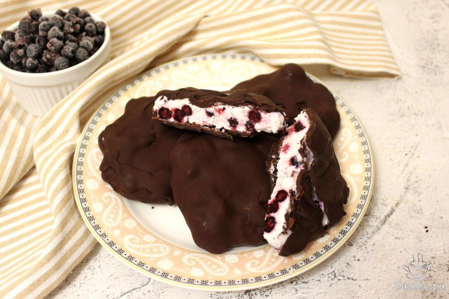 Замороженный йогурт с черникой в шоколаде