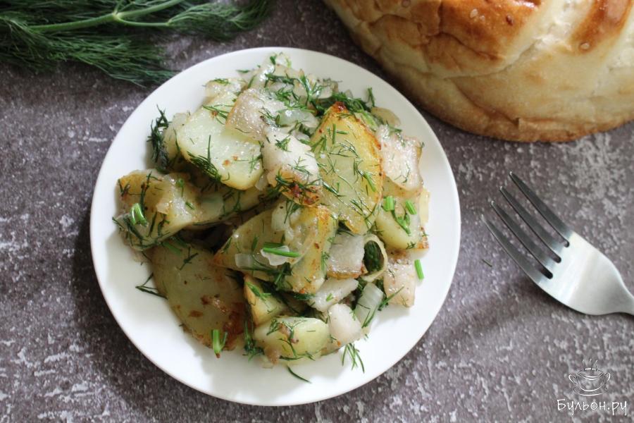 Вареная картошка с салом и луком, жареная на сковороде