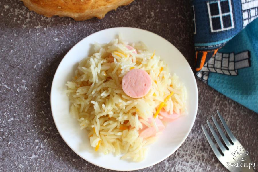 Рис с сосисками и овощами в кастрюле