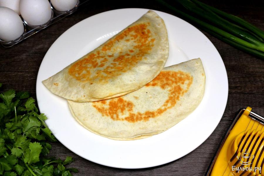 Тортильи с яйцом, зеленым луком на сливочном масле