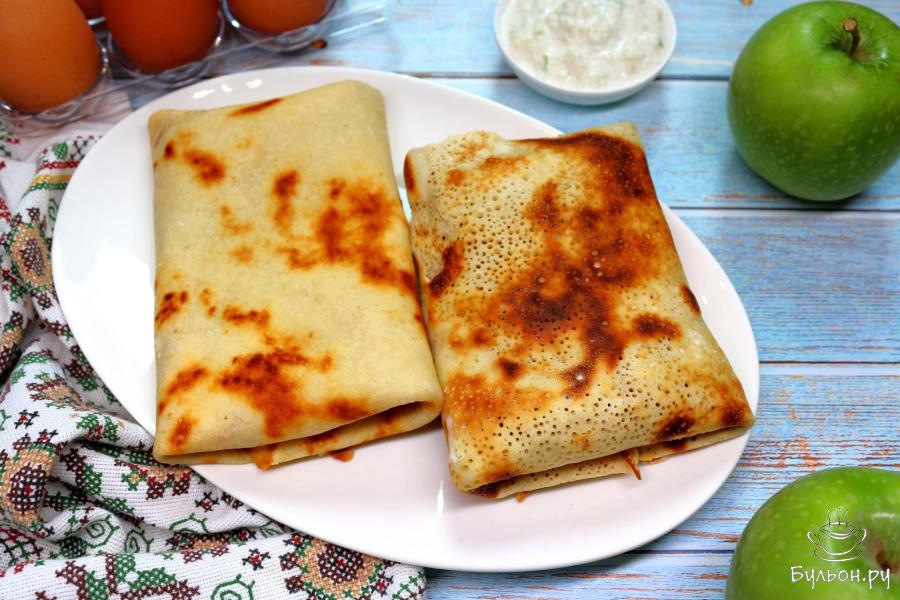 Блины с куриной грудкой и сметанно-яблочным соусом