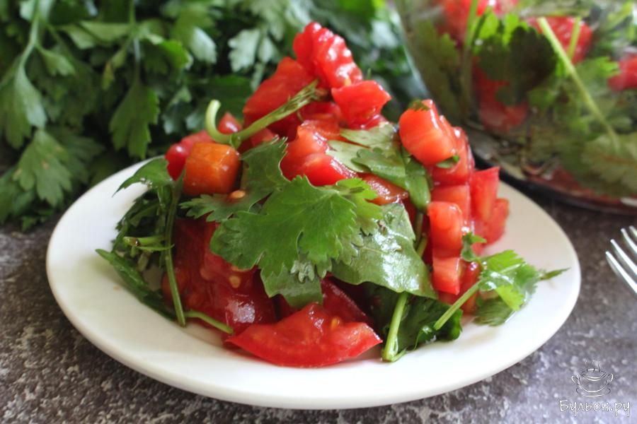 Легкий салат с помидорами, лососем и рукколой