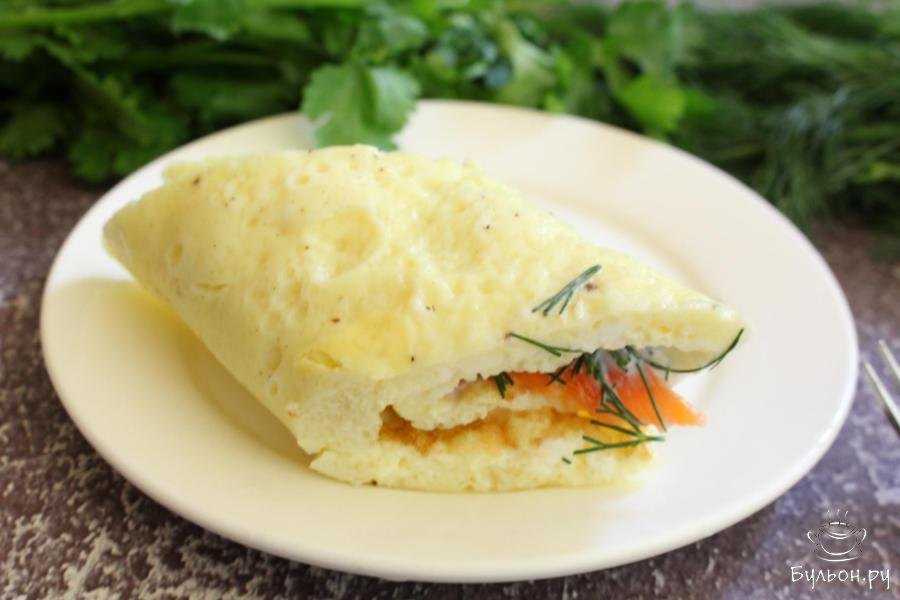 Закусочный рулет из омлета с лососем и сливочным сыром