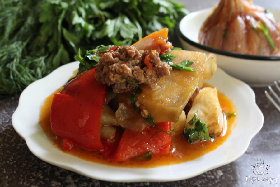 Тушеные овощи с мясным фаршем в казане