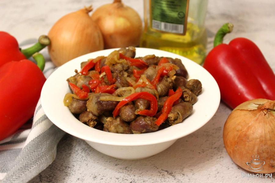 Куриные сердечки с луком и болгарским перцем