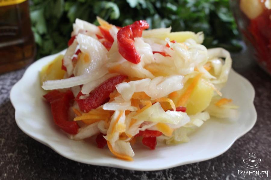 Картофельный салат с квашеной капустой и сладкими перцами