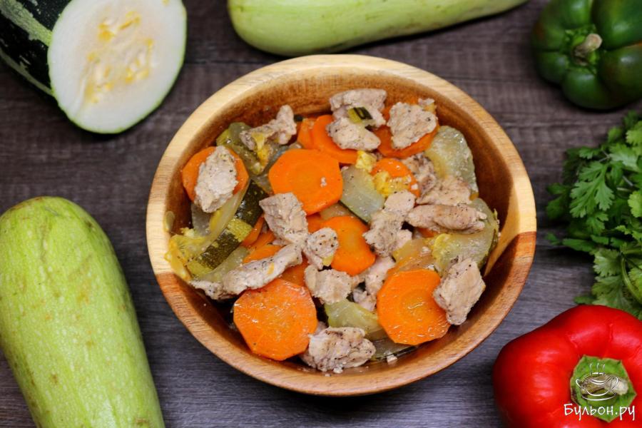 Свинина тушеная с морковью и кабачком