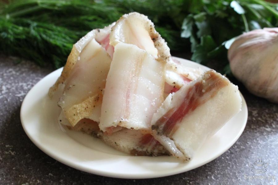 Соленое сало в банке сухим способом