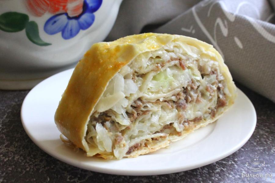 Рулет из лаваша с мясным фаршем, капустой и сыром в духовке