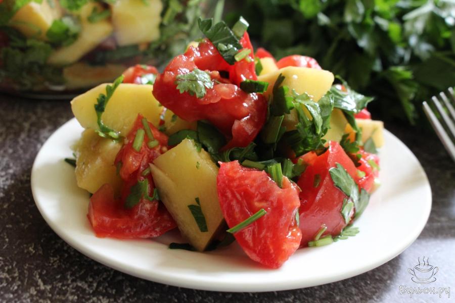 Легкий салат с манго, помидорами и зеленью