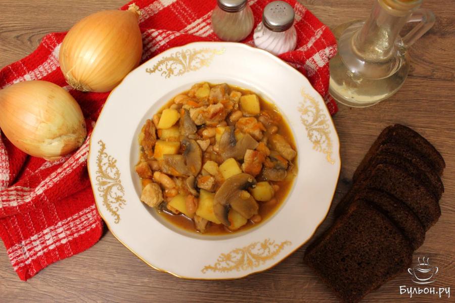 Свинина с картошкой, грибами и фасолью