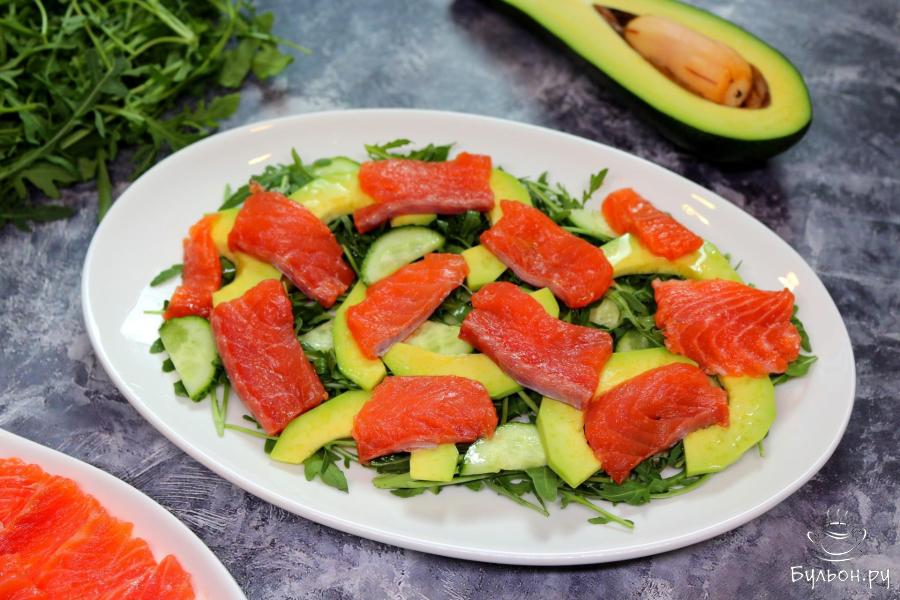 Зеленый салат с лососем