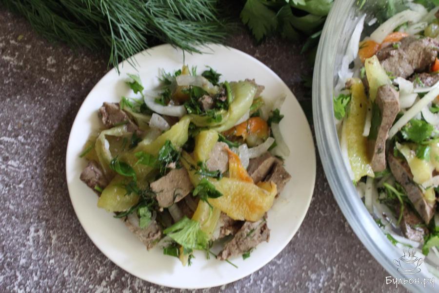 Салат с говяжьей печенью, луком и запеченными перцами