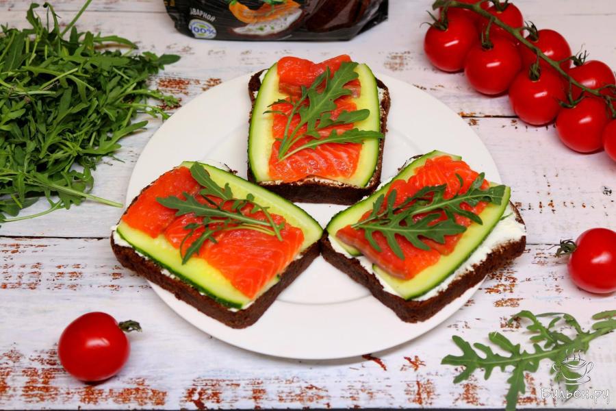 Бутерброды с лососем на черном хлебе