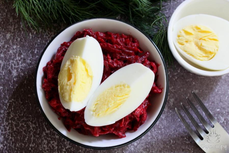 Острый свекольный салат с хреном, чесноком и сметаной