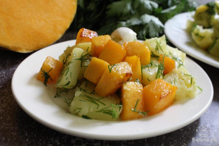 Гарнир из вареной картошки и жареной тыквы