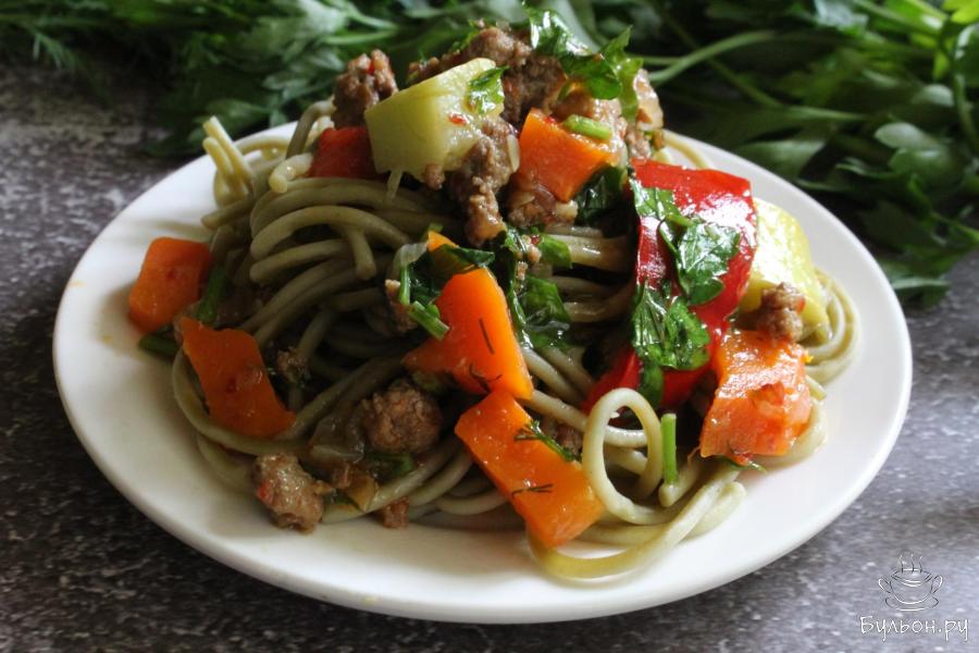 Шпинатные спагетти с мясной подливкой