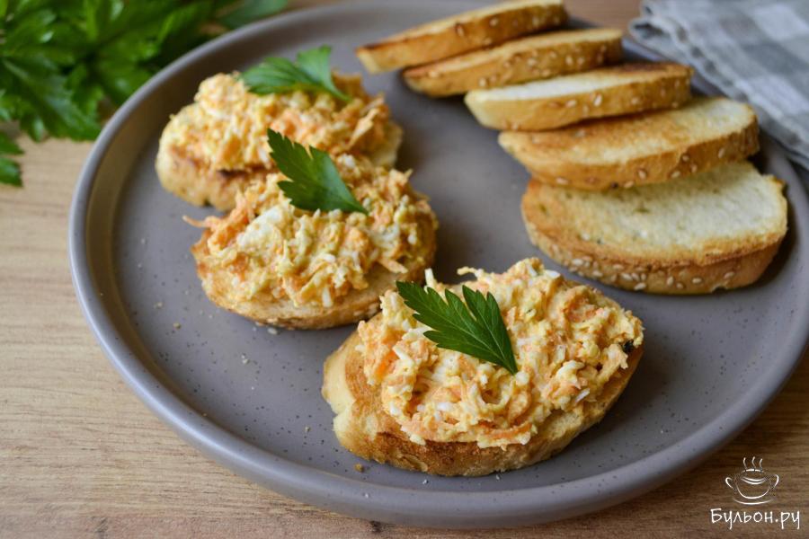 Намазка на хлеб из яиц, сыра и моркови