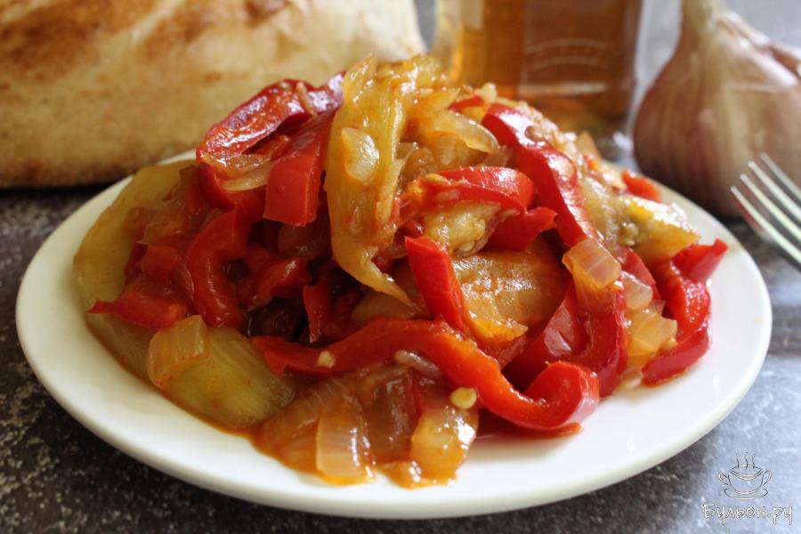Теплая закуска из баклажанов с красными перцами и луком