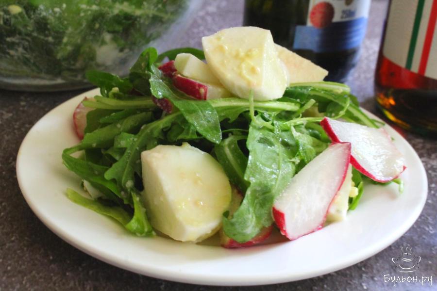 Салат с рукколой, редисом, моцареллой и яйцом