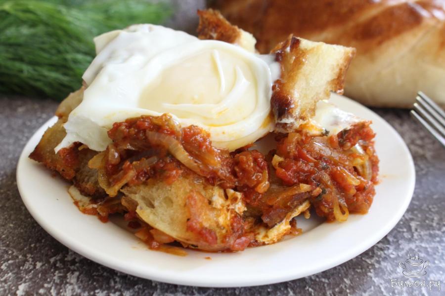 Яичница с луком, помидорами и лепешкой