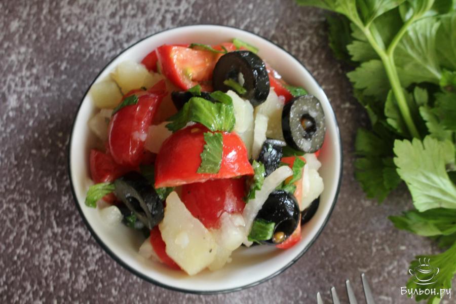 Картофельный салат с оливками, помидорами и луком