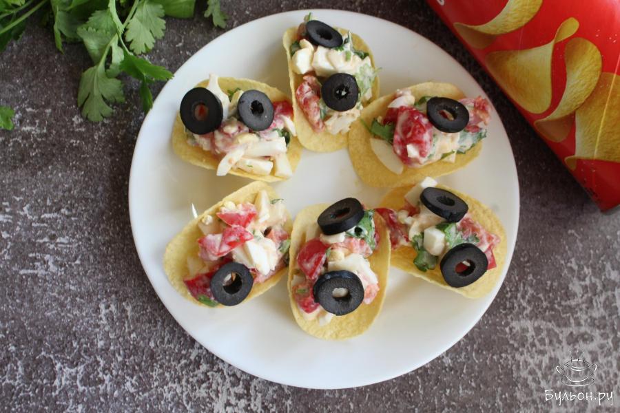 Закуска из яиц и томатов на чипсах