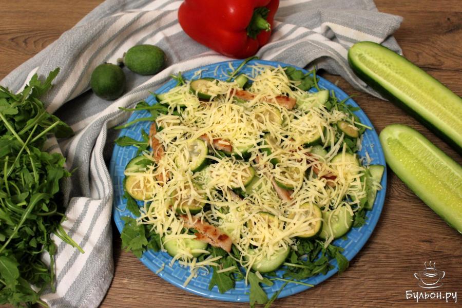Зеленый салат с фейхоа и свининой