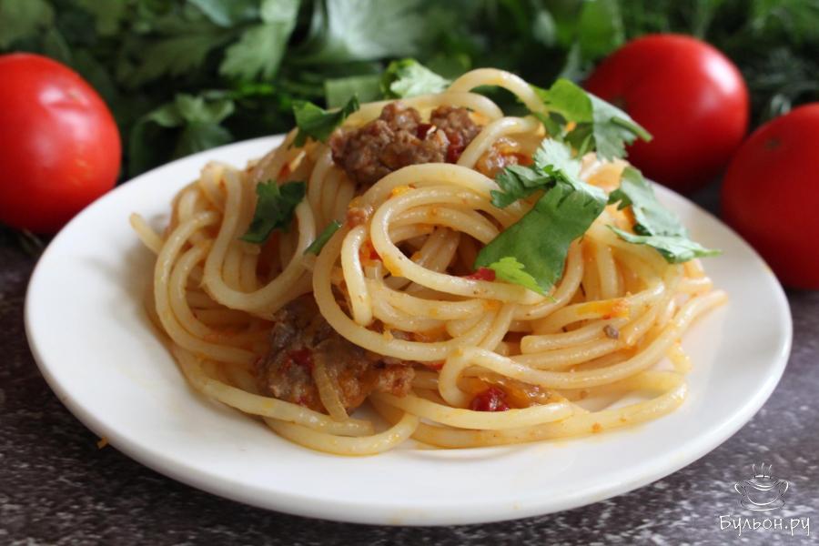 Спагетти с фаршем, тыквой и овощами в казане