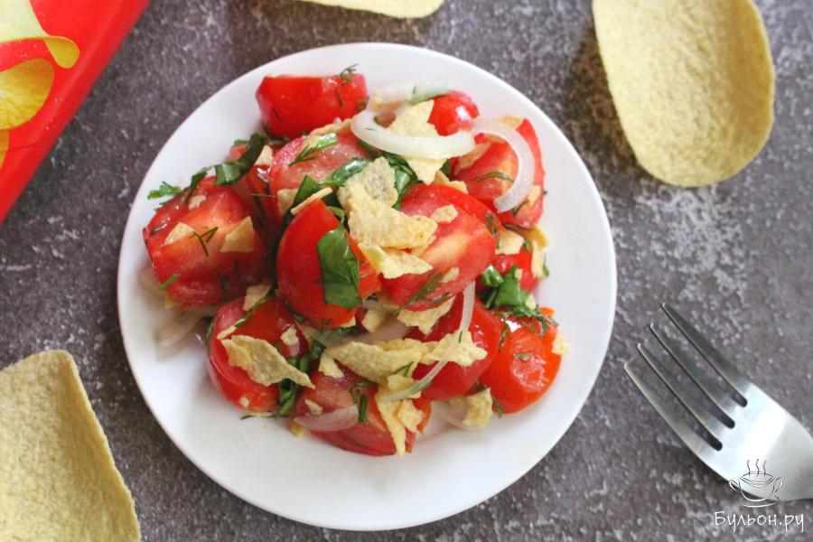 Салат из помидоров с луком и картофельными чипсами