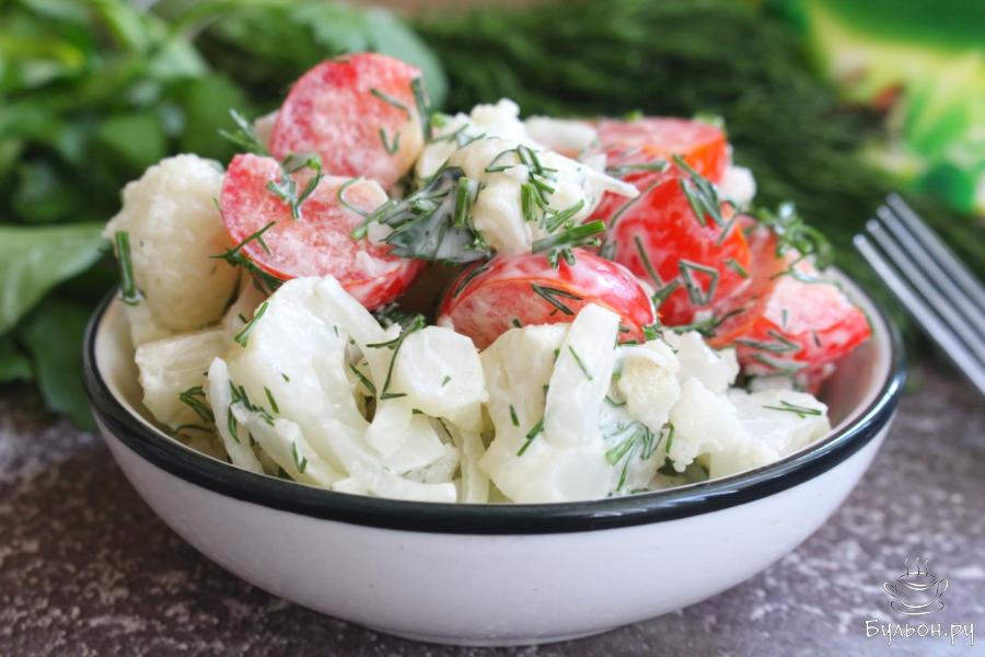 Салат из цветной капусты с помидорами и луком