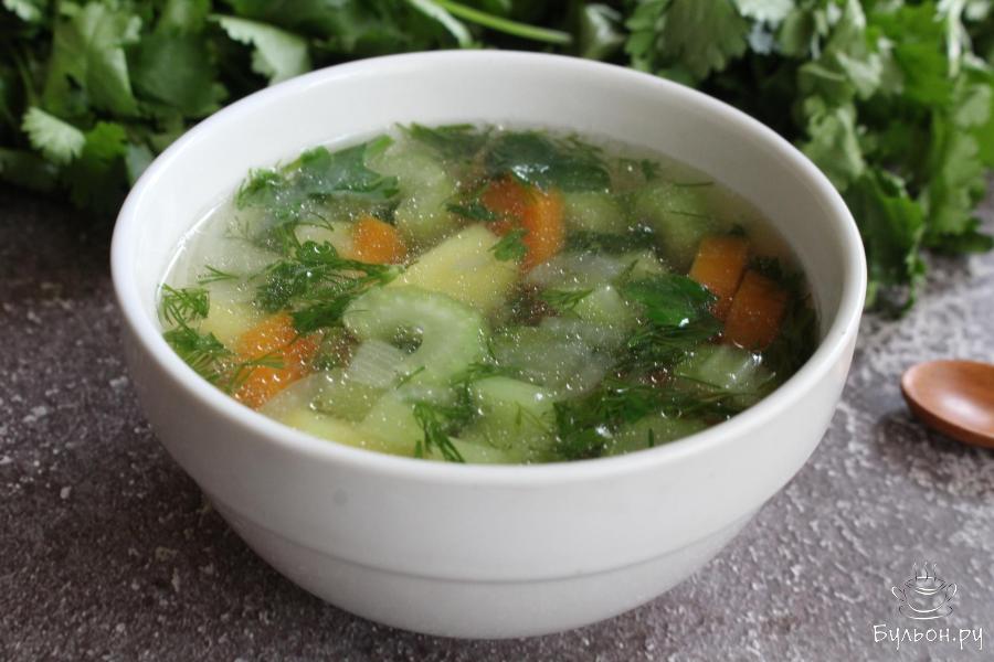 Вегетарианский овощной суп со стеблями сельдерея