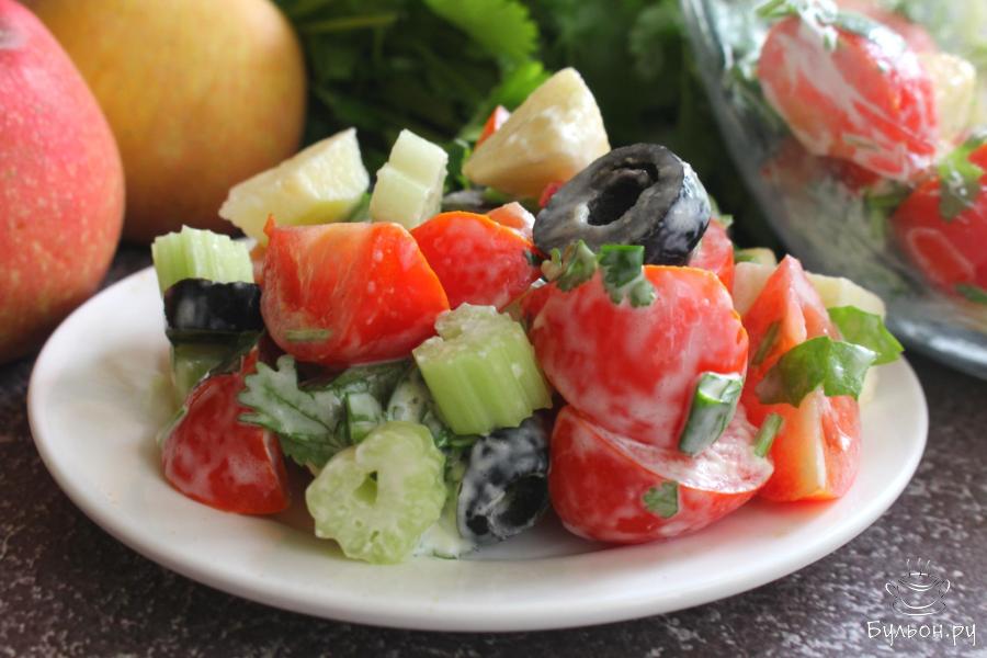 Салат с сельдереем, оливками, помидорами и яблоком