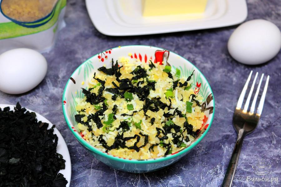 Булгур с яйцом, вакаме и зеленым луком