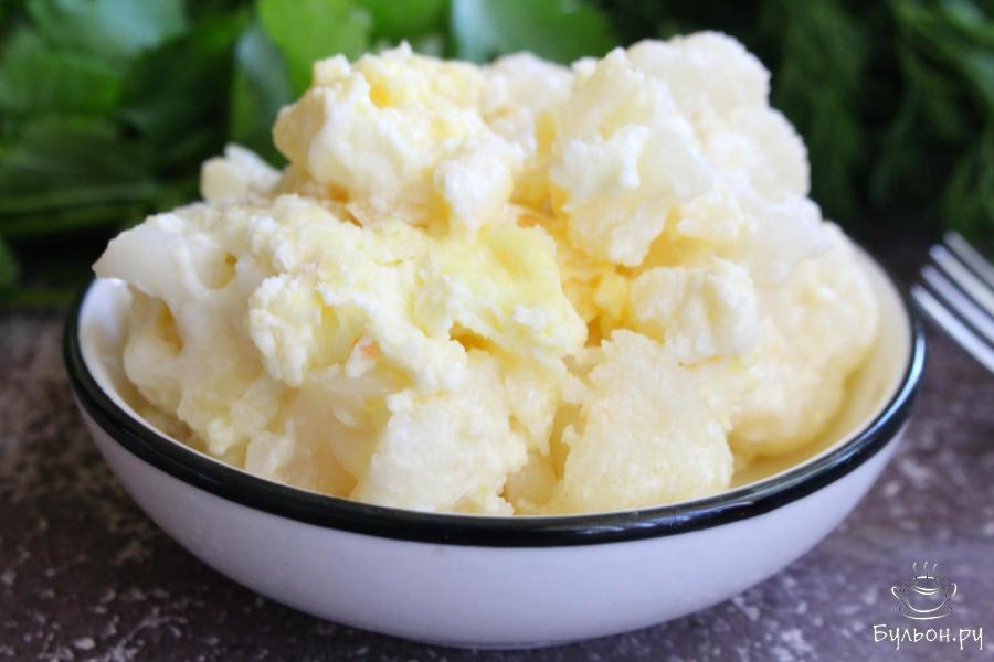 Жареная цветная капуста с луком и яйцом