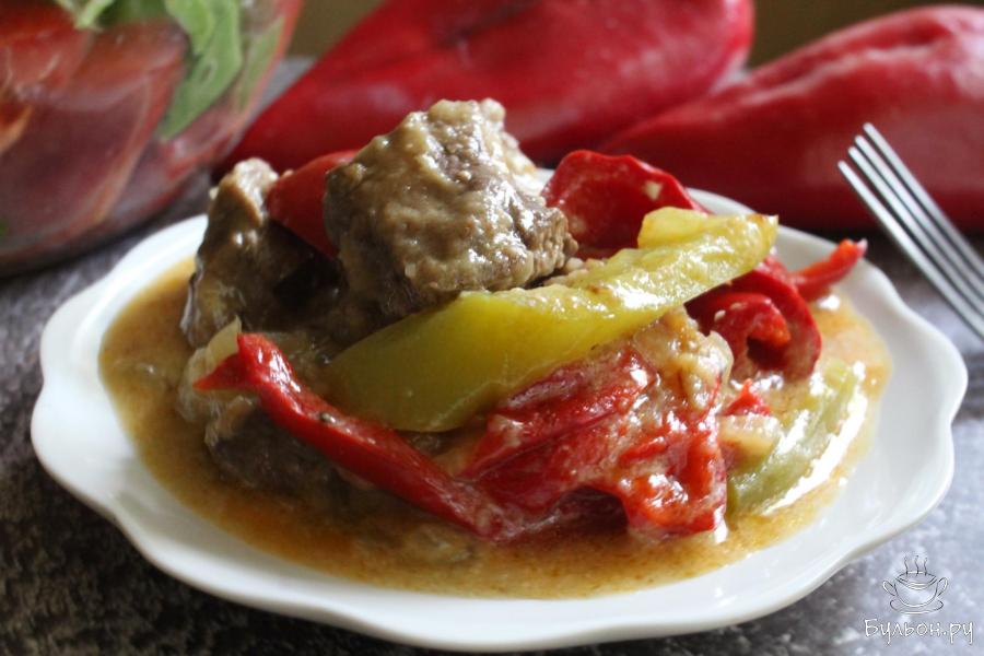 Тушеная говяжья печень с овощами в сметане