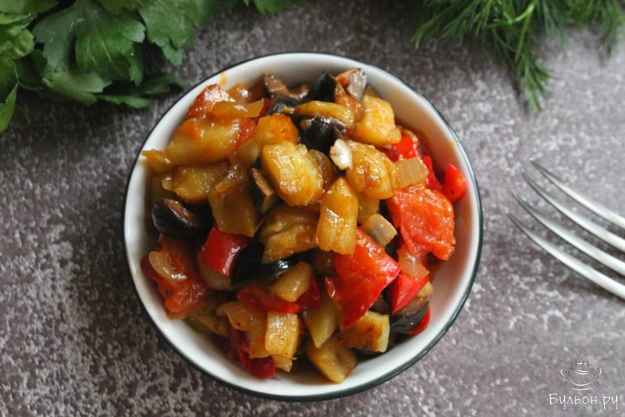 Итальянская закуска из баклажанов с оливками на сковороде